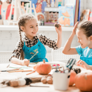 Zwei Mädchen basteln gemeinsam – Kinderprogramm und kreative Workshops für Familien und Events
