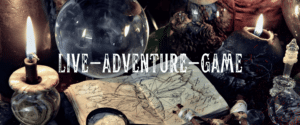 Magischer Tisch mit Glasgefäßen und Kerzen als Requisiten für das Live-Adventure-Game – stimmungsvolles Rollenspiel