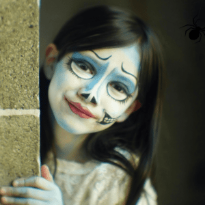 Mädchen mit Halloween-Gesichtsbemalung beim Kinderschminken am 31.10.2025 bei der Firma World in Nürnberg