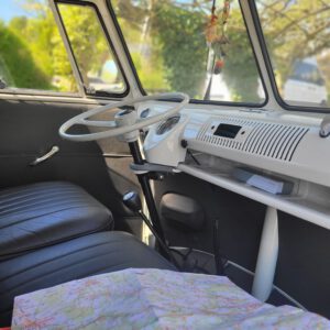 Innenansicht eines Bullis mit Lenkrad, Traumfänger und Stadtplan von Nürnberg.