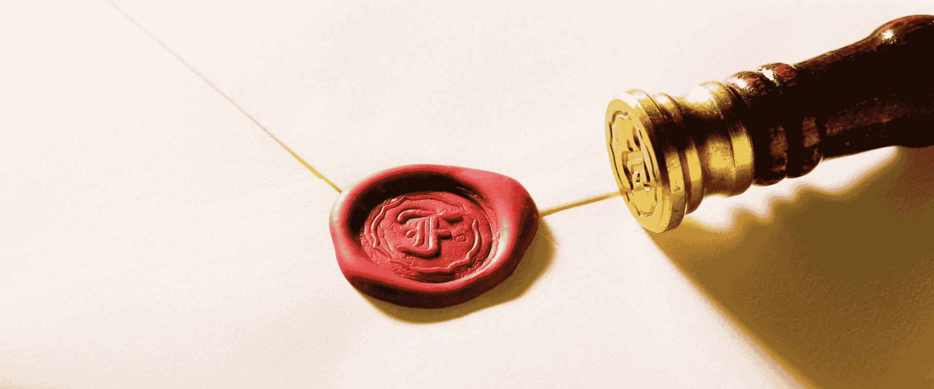 Briefumschlag mit personalisiertem Wachssiegel-Stempel (Buchstabe F) und rotem Siegel für die Siegel-Manufaktur