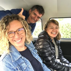 Zwei Frauen und ein Mann lachend während der Bulli Laugh Tour Nürnberg.