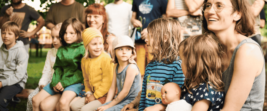 Lachendes Publikum bei beim Mitmachzirkus für Familienspaß.