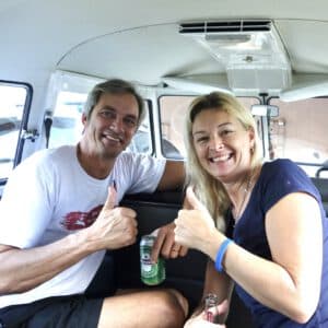 Glückliches Pärchen im VW Bulli während der Stadtrundfahrt in Nürnberg