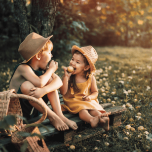 Kinder beim Natur-Kindergeburtstag der Spassknöpfe auf einer Holzpalette bei Huckepack.