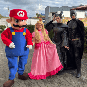 Ein bunter Mix aus Videospielhelden, Märchenprinzessin, dunkler Fee und Fledermausheld als Walking Act in Berlin.