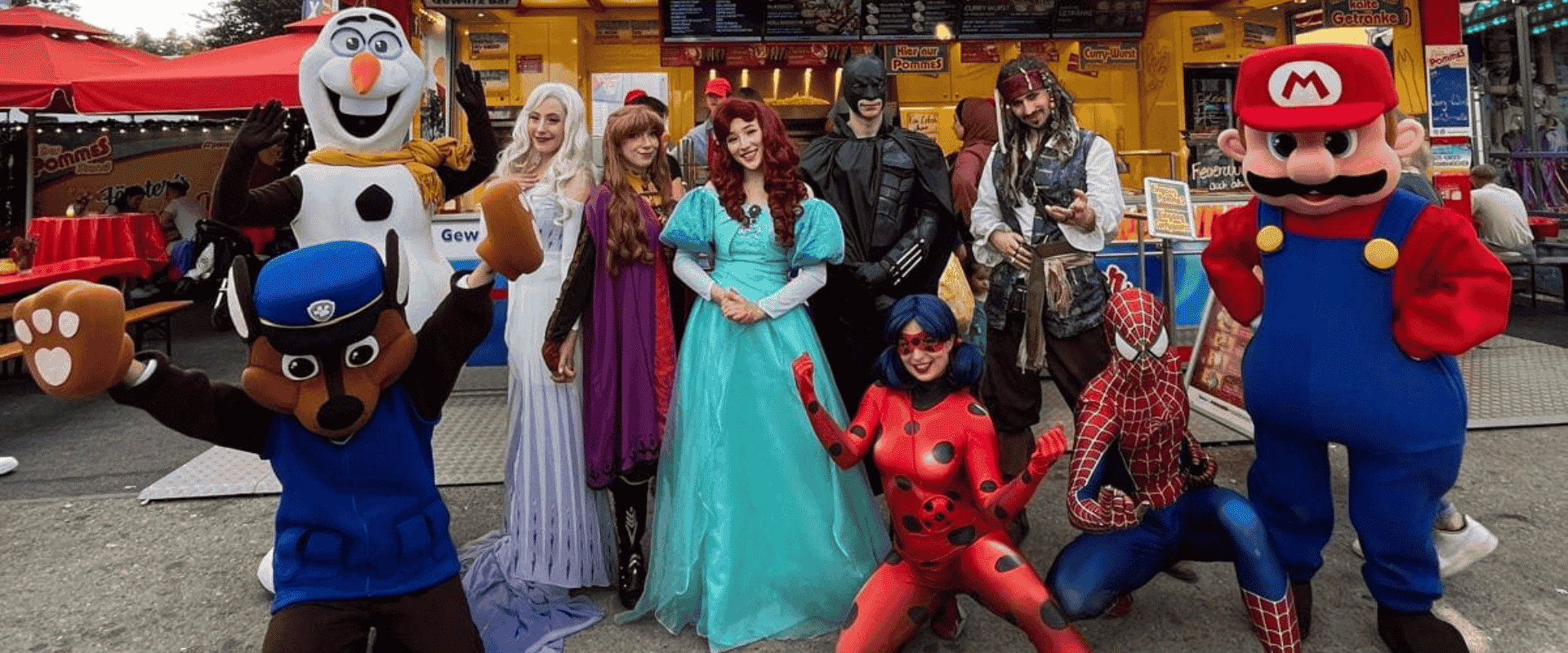 Walking Acts: Schneemann, Hunde-Helden, Spinnen-Held, Fledermaus-Mann, Prinzessinen, Piraten und Märchen-Prinzessinen auf einem Volksfest.