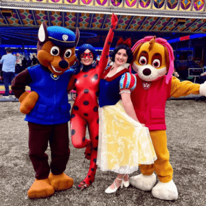 Bekannte Helden-Charaktere wie Hunde Retter, die gepunktete Käfer-Heldin und ein Schnewittchen- Lookalike als Walking Act.