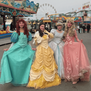 Vier verschiedene Märchenprinzessinen in hochwertigen Kleidern als Kostüm-Charaktere für Events in Bayern.