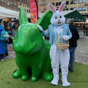 Ein großes Osterhasen-Maskottchen verteilt Freude auf dem Nürnberger Ostermarkt.