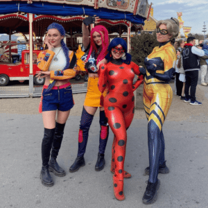 Zwei Heldinnen im K-Pop-Stil und Animie-Look als professionelle Walking-Act Charaktere in Berlin.