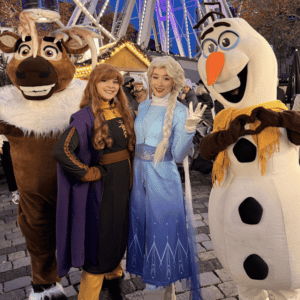 Märchenhafte Cosplay-Gruppe mit Schneemann und Rentier für Winter-Events in Nürnberg.