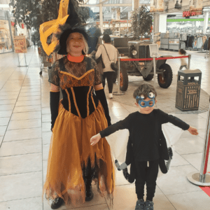 Eine freundliche lächelnde Hexe als Walking Act in Freising bei einer Halloween Aktion im Einkaufscenter.