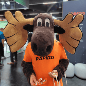 Ein professionelles Maskottchen als Walking Act auf der it-sa IT-Sicherheitsmesse Messe in Nürnberg zur Stand-Promotion.