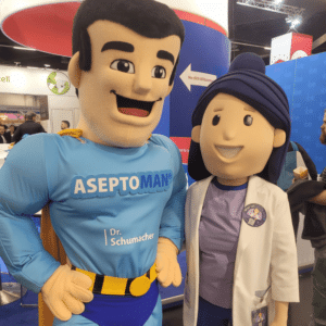 Zwei freundliche Maskottchen als Promoter auf der Pflegemesse in Nürnberg.