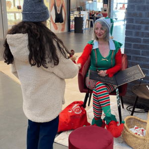 Weihnachtselfe bei einer Kindersprechstunde, ein beliebter Walking Act für Weihnachts Events in Landshut.